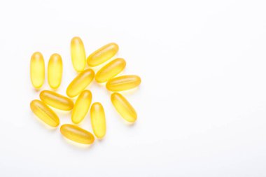 Beyaz zemin üzerinde Omega 3 kapsülleri Balık yağı Sarı softgeller Vitamin D, E, Sağlık hizmetleri Üst görünüm, düz görünüm, kopyalama alanı