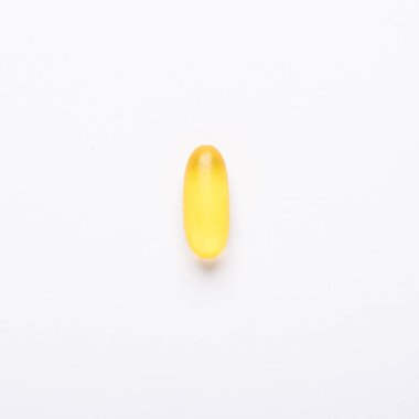 Beyaz zemin üzerinde bir Omega 3 kapsülü Balık yağı Sarı yumuşaklar D vitamini, E, sağlık hizmetleri üst görünümü, düz konum, kopyalama alanı