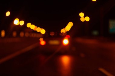 Gece trafik ışıkları Bokeh 'in odaklanmış arka planını bulanıklaştırdı