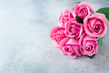 Taş zemin üzerinde pembe gül buketi. Güzel çiçekler. Boşluğu kopyala.