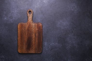 Kesme tahtası olan koyu taş tablo Üst görünümü kopyala
