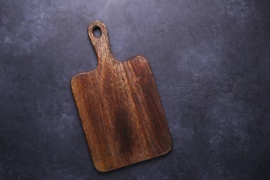 Kesme tahtası olan koyu taş tablo Üst görünümü kopyala