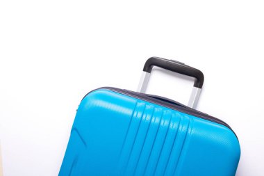 Beyaz arka planda mavi bavul Yaz tatili, seyahat konsepti En düşük kopya alanı