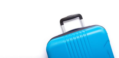 Beyaz arka planda mavi bavul Yaz tatilleri, tatil, seyahat konsepti Banner Minimal kopya alanı