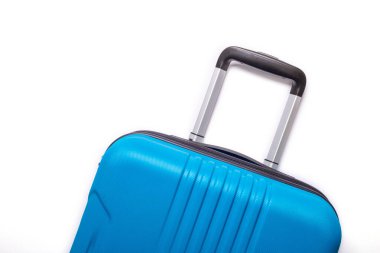 Beyaz arka planda mavi bavul Yaz tatili, seyahat konsepti En düşük kopya alanı