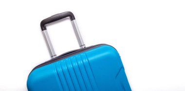 Beyaz arka planda mavi bavul Yaz tatili, seyahat konsepti En düşük kopya alanı