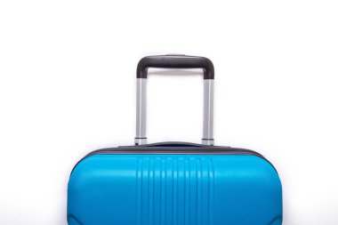 Beyaz arka planda mavi bavul Yaz tatili, seyahat konsepti En düşük kopya alanı