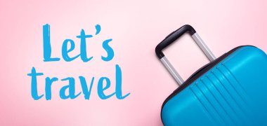 Pastel pembe arka planda mavi bavul yaz tatili, tatil, seyahat konsepti Banner Minimal kopyalama alanı