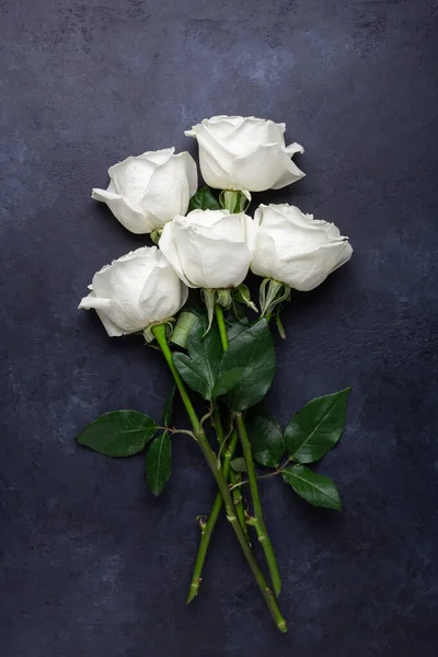 Vita Ros Blommor Bukett Svart Sten Bakgrund Alla Hjärtans Dag — Stockfoto