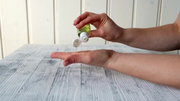 Les Femmes Lavent Les Mains Avec Gel Alcoolisé Désinfectant Antibactérien — Video