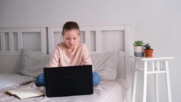 Young Teenager Girl Working Laptop Home Holding Sign Saying Stay — Stock Video