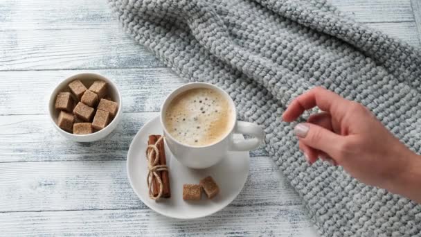 Vrouwelijke Hand Neemt Een Koffiemok Koffiemok Trui Kaneel Bruine Suiker — Stockvideo