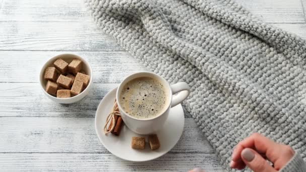 Vrouwelijke Handen Die Een Mok Met Koffie Vasthouden Gezellige Herfstcompositie — Stockvideo