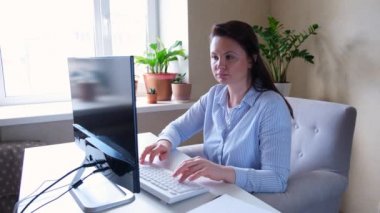 Kadın programcı ya da serbest çalışan evden, uzaktan, ev ofisinden. Uzak çalışma konsepti - 4k görüntü.