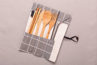 Çevre dostu bambu çatal bıçak takımı. Sıfır atık, plastiksiz konsept. Düz konum, tekstil keten arkaplanının üst görünümü - Görüntü