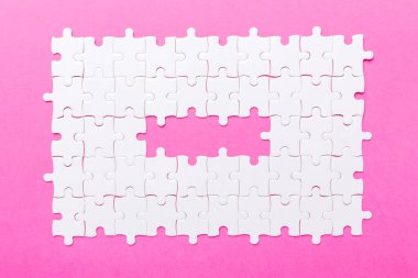 Pembe arkaplandaki bulmacanın beyaz detayları İş başarısını kavra - Resim