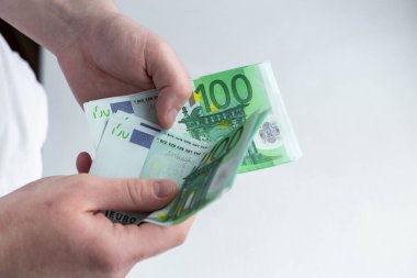 Avro banknotlarını sayan bir adam. Finans ve iş konsepti. Seçici odaklanma. Yakın plan - Resim