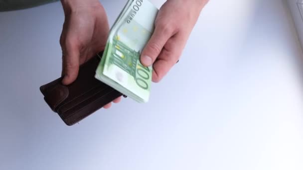 Uomo Consegna Conteggio Delle Banconote Euro Inserisce Portafoglio Finanza Business — Video Stock