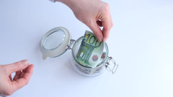Γυναικεία Χέρια Τοποθετούν Τραπεζογραμμάτια Ευρώ Γυάλινο Βάζο Κουτί Χρημάτων Μετρητά — Αρχείο Βίντεο