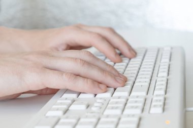 Bilgisayar klavyesinde daktilo kullanan bir adam, ofiste bilgisayar başında çalışan bir iş adamı. Yakın plan - Resim