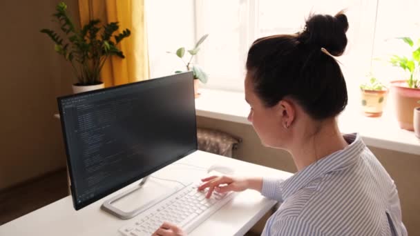 Γυναίκα Προγραμματίστρια Ελεύθερη Επαγγελματίας Που Εργάζεται Από Σπίτι Τηλεχειριστήριο Γραφείο — Αρχείο Βίντεο