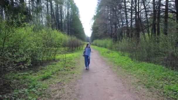 Een Jong Tienermeisje Dat Het Park Loopt Tijdens Quarantaine Epidemie — Stockvideo