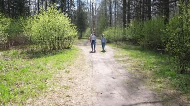 保護マスクの少女と彼女の母親は 検疫中に公園を歩くとコロナウイルスの流行 4K映像 — ストック動画