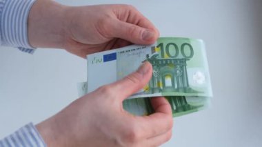 Avro banknotlarını sayan kadın elleri. Finans ve iş konsepti. 4K görüntü