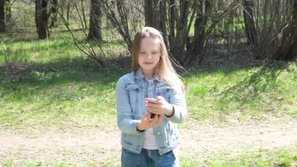 Jovem Adolescente Fazendo Foto Selfie Com Smartphone Menina Andando Parque — Vídeo de Stock