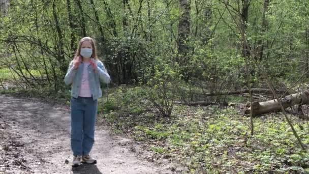 Νεαρή Έφηβη Βγάζει Μάσκα Και Πηδάει Τέλος Καραντίνας Πλάνα — Αρχείο Βίντεο