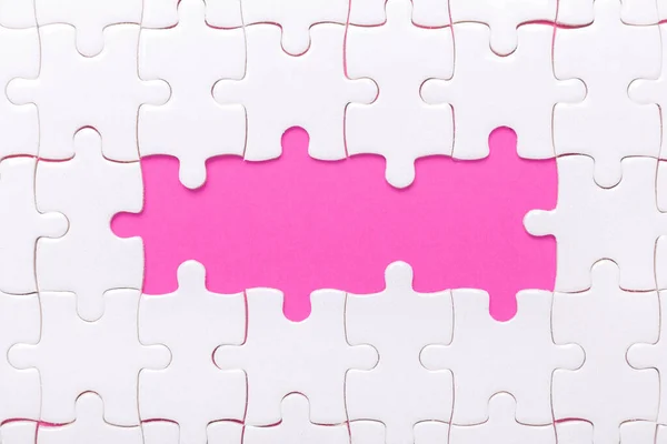 Białe Puzzle Pustym Miejscem Tekst Różowe Tło Obraz — Zdjęcie stockowe