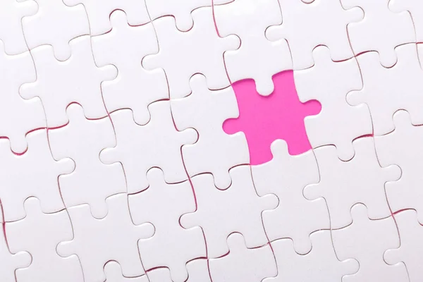 Weißes Puzzle Mit Einem Fehlenden Teil Und Rosa Hintergrund Bild — Stockfoto