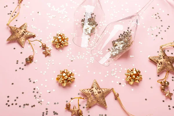 Ett Julligg Champagne Glasögon Och Guld Dekoration Rosa Bakgrund Bild — Stockfoto