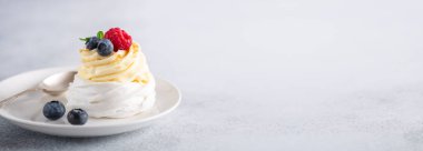 Kremalı ve taze yaz meyveli Banner Pavlova kekleri. Yumuşak odak - Resim