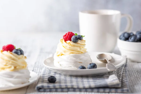 Micul Dejun Romantic Primăvară Tort Delicios Pavlova Smântână Fructe Pădure — Fotografie, imagine de stoc