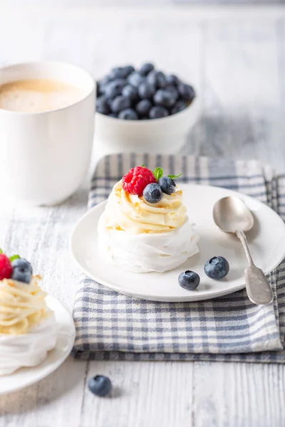 Micul Dejun Romantic Primăvară Tort Delicios Pavlova Smântână Fructe Pădure — Fotografie, imagine de stoc