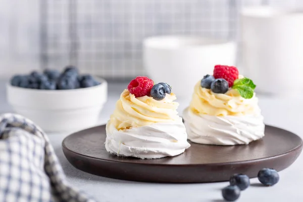 Merengue Postre Pavlova Pasteles Con Crema Bayas Frescas Verano Enfoque — Foto de Stock