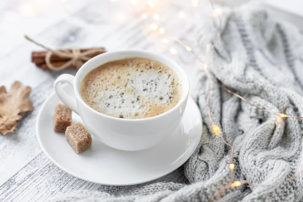 Gezellige Herfst Compositie Met Kopje Koffie Gebreide Sjaal Bloemenslinger Hygge — Stockfoto