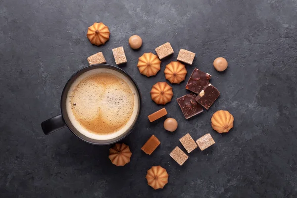 Kaffeetassen Und Verschiedene Süßigkeiten Auf Steingrund Ansicht Von Oben Kopierraum — Stockfoto