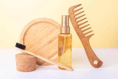 Organik yağlar, kozmetik ürünler ve geri dönüşümlü aletlerle temizlenmiş plastik bir şişe. Sıfır kayıp. Sürdürülebilir bileşim dengeleniyor - Resim