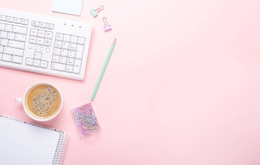 Pembe arka planda bir fincan kahvesi olan blogger işyeri, düz yatış, üst manzara. Metnin için alanı kopyala - Resim