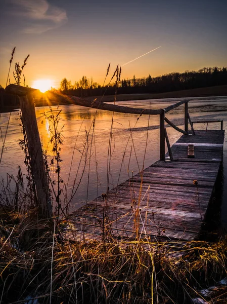 Acalme a foto da noite acima da lagoa no por do sol — Fotografia de Stock