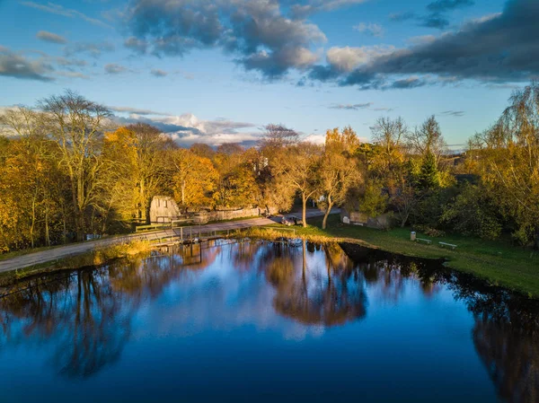 Foto aérea de un lago en el soleado día de otoño — Foto de Stock