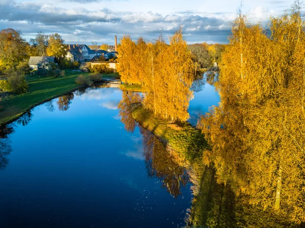 Foto aérea de un lago en el soleado día de otoño — Foto de Stock