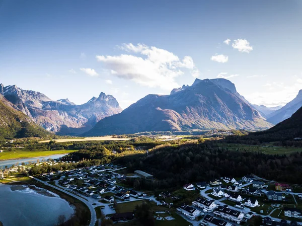 Sakin bir güneşli sonbahar akşam Norveç sayısında dron fotoğraf — Stok fotoğraf