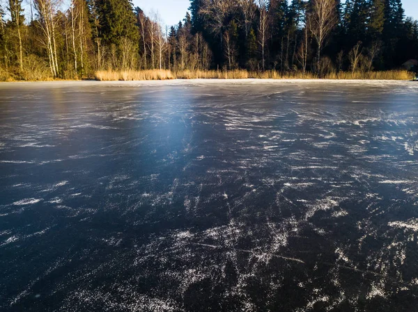Фото замёрзшего озера в осенний день — стоковое фото