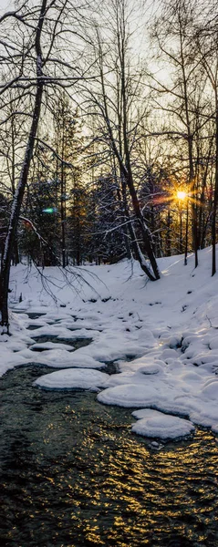 Спокойная Зимняя Фотография Частично Замерзшей Реки Солнечным Блеском Камере Создающая — стоковое фото