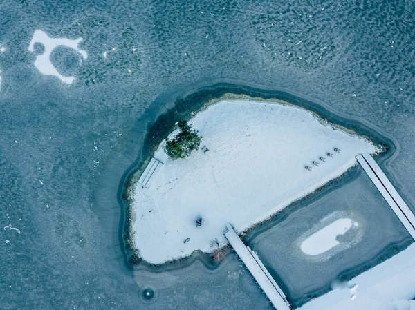 Fotografía aérea de una isla cubierta de nieve con una La congelada — Foto de Stock