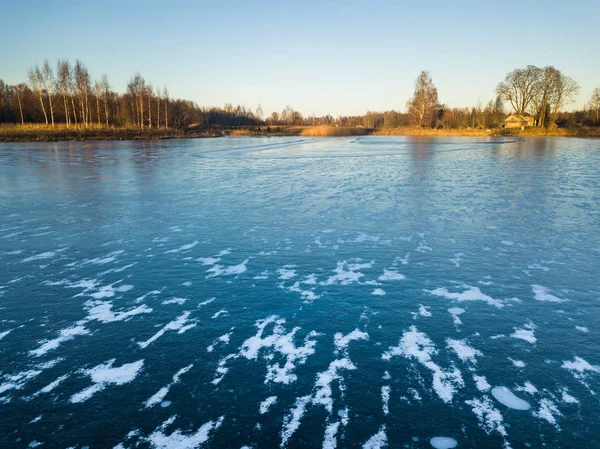 Fotografie ze zamrzlého jezera v podzimní den — Stock fotografie