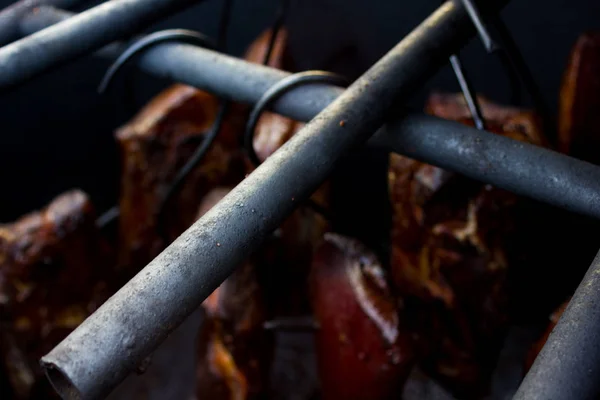 Yapımı Smokehouse Kanca Asılı Pişmiş Lezzetli Domuz Eti — Stok fotoğraf